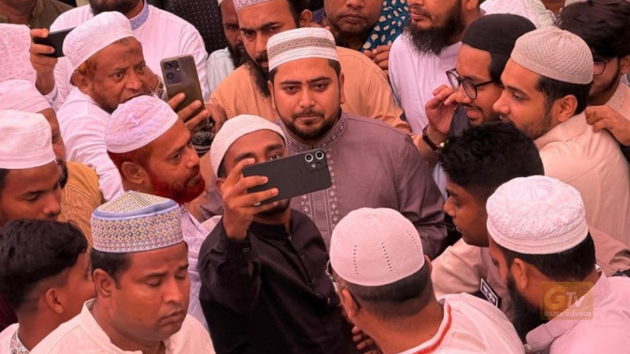 ঈদের নামাজ শেষে মুসল্লিদের সঙ্গে শুভেচ্ছা বিনিময় করলেন নাহিদ ইসলাম
