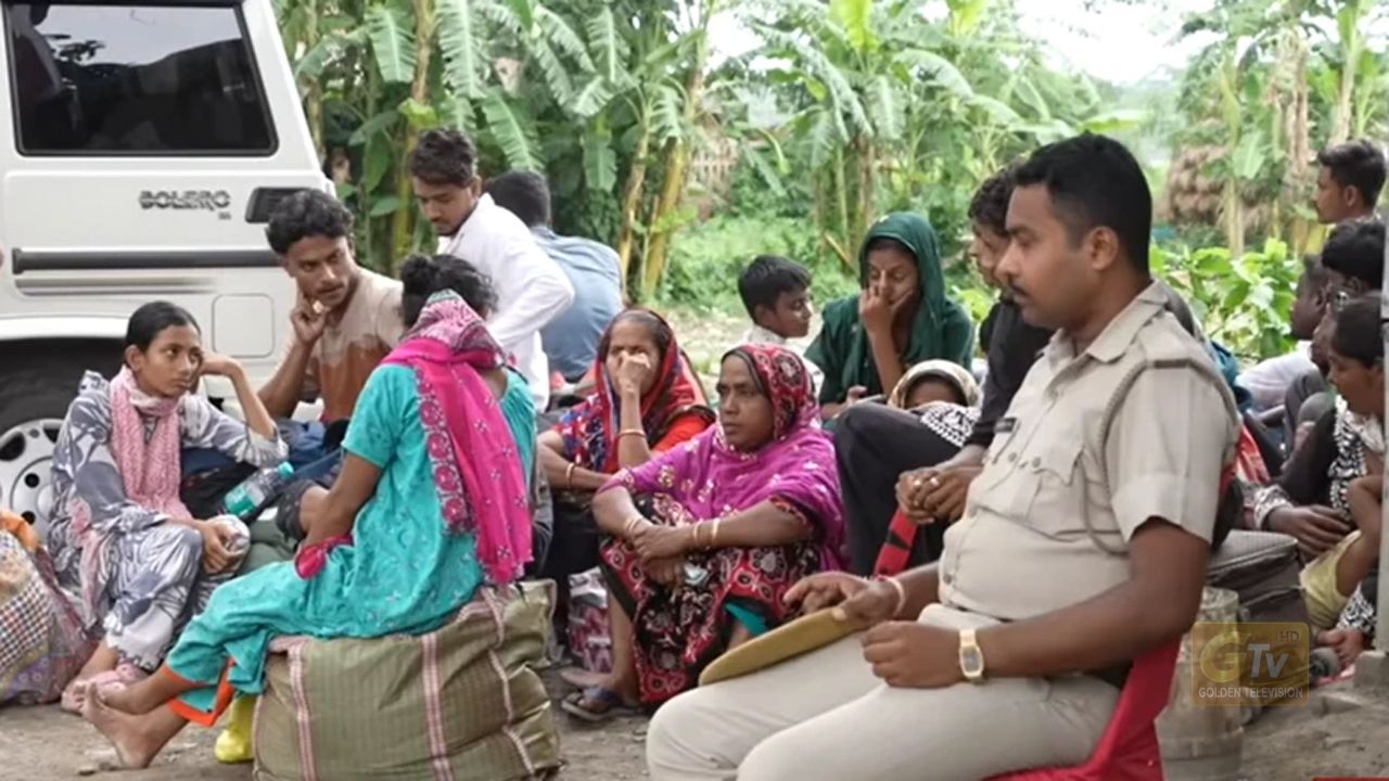 বাংলাদেশে প্রবেশের জন্য ভারত সীমান্তে অপেক্ষা