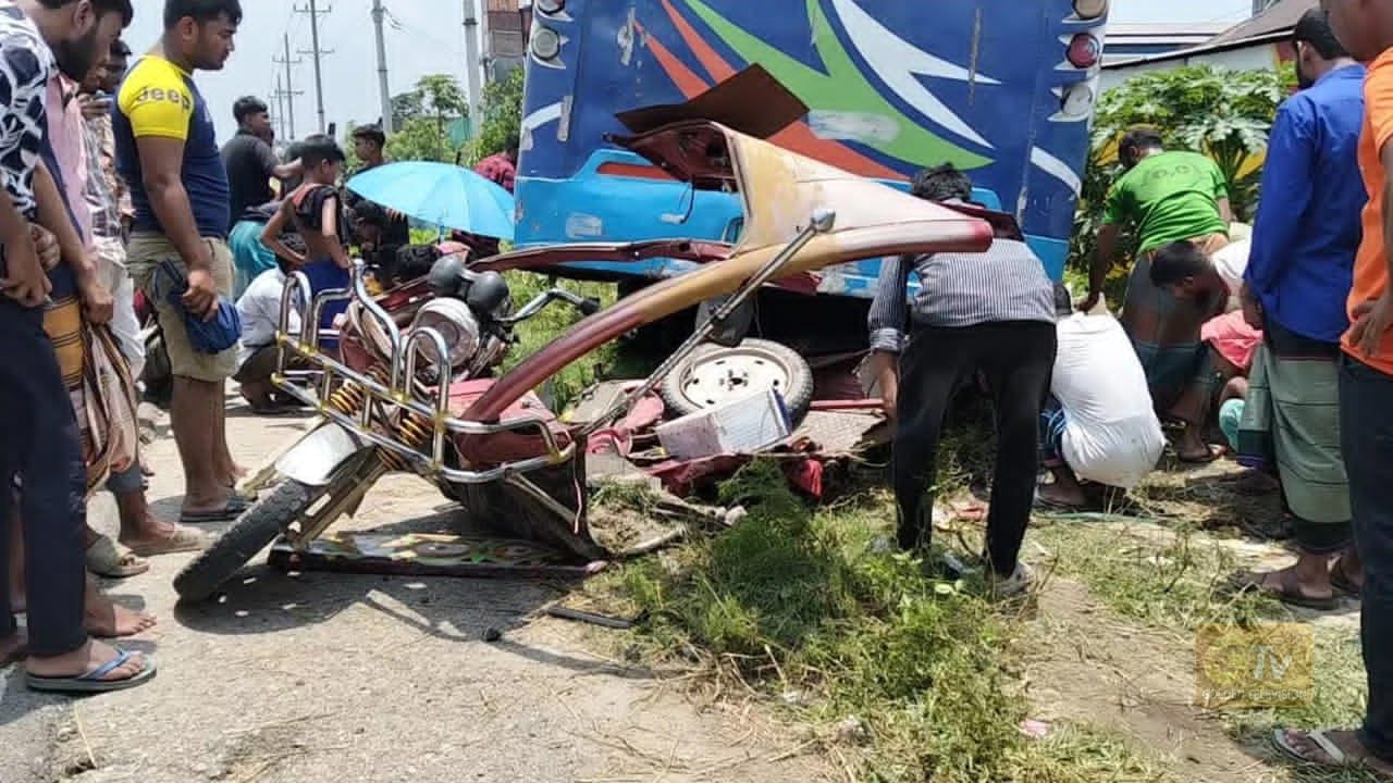 দুর্ঘটনায় দুমড়েমুচড়ে যাওয়া অটোরিকশা