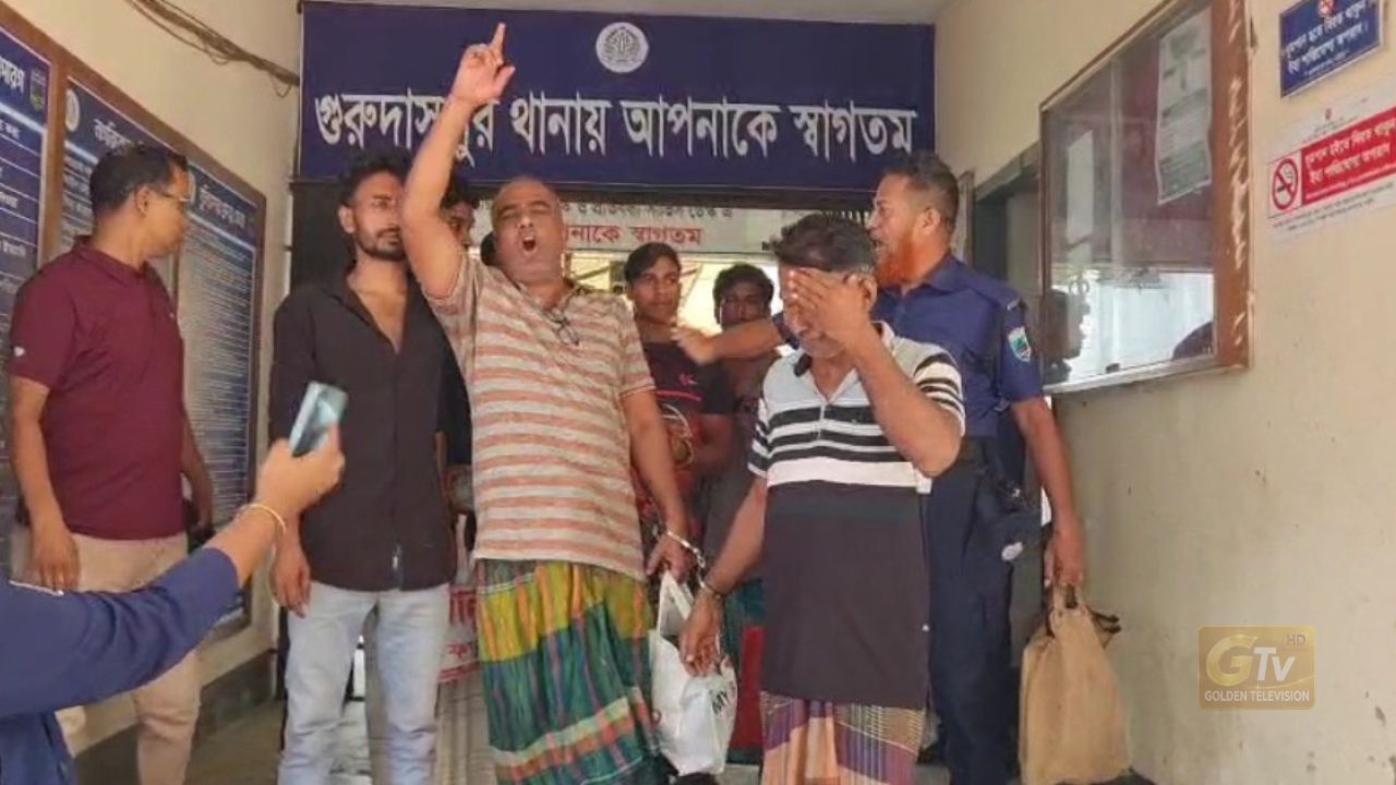 গ্রেপ্তারের পর থানা ফটকে ‘জয় বাংলা’ স্লোগান