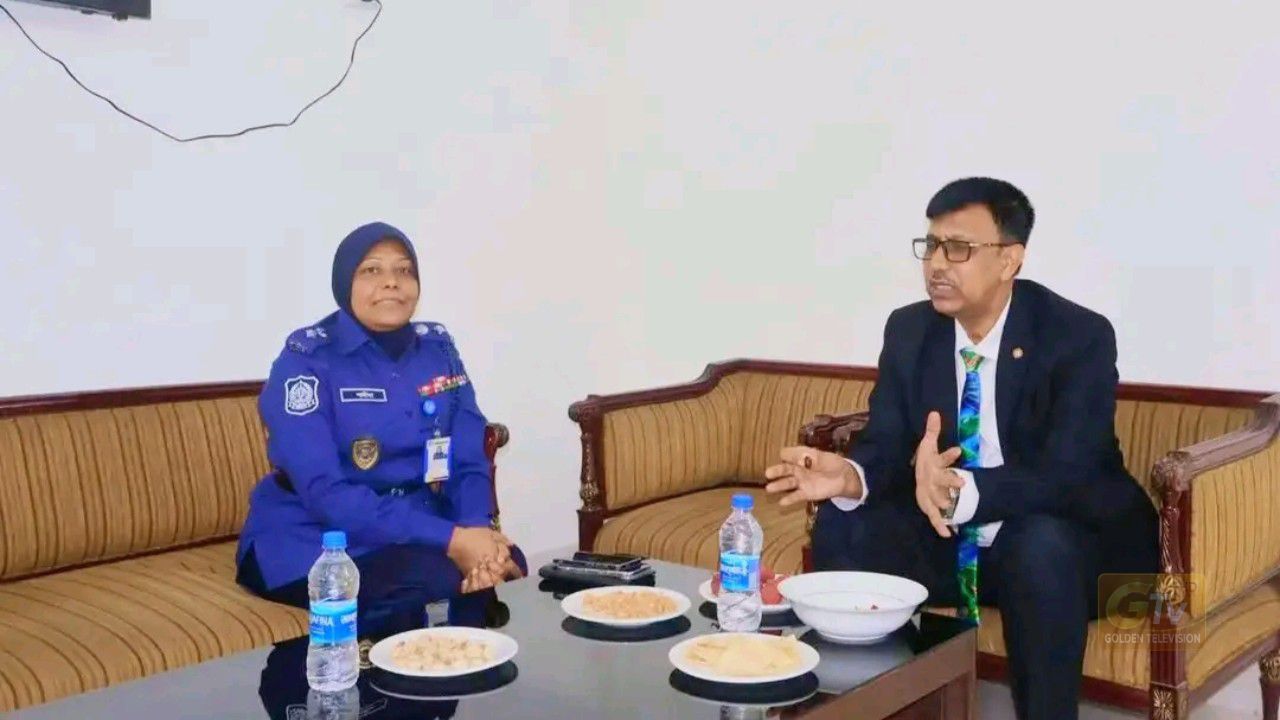 ঢাকা জেলার আইনশৃঙ্খলা পরিস্থিতি নিয়ে সাংবাদিক ও ঢাকা-১৯ আসনের মাননীয় সংসদ সদস্যের সঙ্গে মতবিনিময় করেন পুলিশ সুপার জনাব শামীমা পারভীন মহোদয়।
