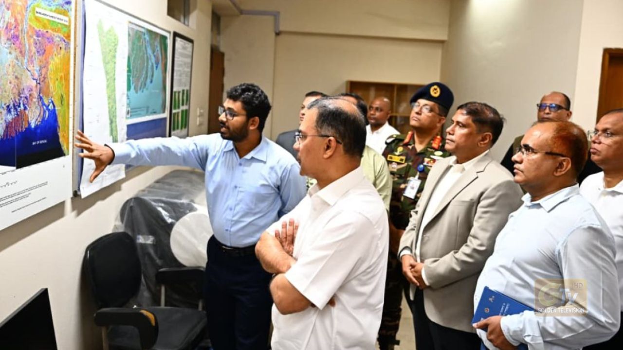 মহাকাশ গবেষণা প্রতিষ্ঠান ‘স্পারসো’ আকস্মিক পরিদর্শনে প্রধানমন্ত্রী
