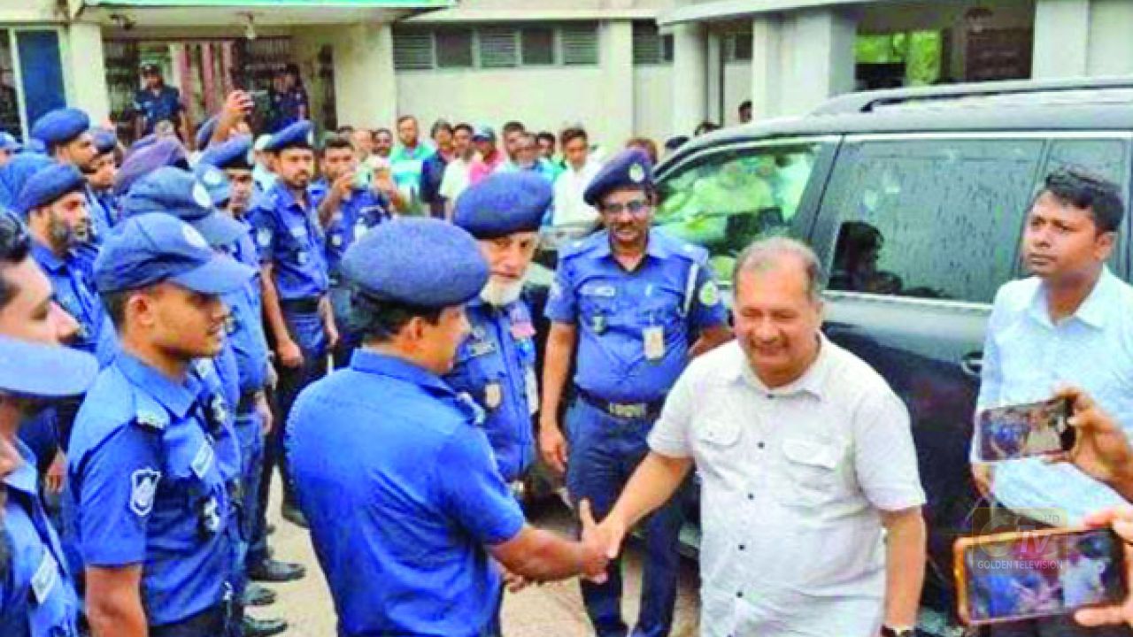 তথ্যমন্ত্রী জহির উদ্দিন স্বপন আগৈলঝাড়া থানা পরিদর্শন করেন :  নয়া দিগন্ত