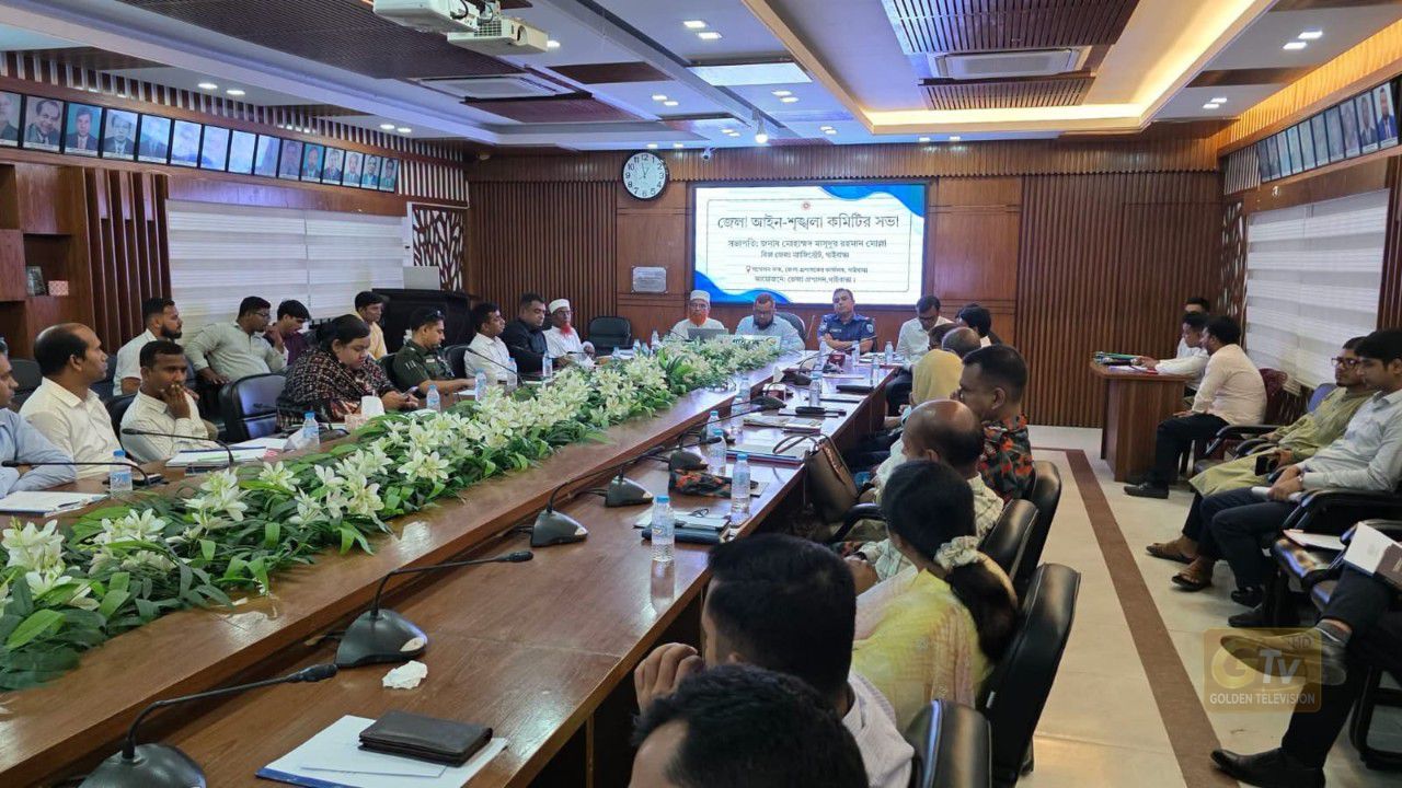 গাইবান্ধার আইনশৃঙ্খলা পরিস্থিতি নিয়ে প্রশাসনের গুরুত্বপূর্ণ সভা অনুষ্ঠিত   গাইবাোোন্ধা থেকে মোঃ আবু জাফর মন্ডল:  মাদক, জুয়া, যানজট ও বাল্যবিয়ে প্রতিরোধে সমন্বিত উদ্যোগের তাগিদ জানিয়ে আজ  গাইবান্ধায় জেলার সার্বিক আইনশৃঙ্খলা পরিস্থিতি পর্যালোচনা এবং জননিরাপত্তা নিশ্চিত করতে জেলা আইনশৃঙ্খলা কমিটির মাসিক সভা অনুষ্ঠিত হয়েছে। রোববার (৯ আগস্ট) জেলা প্রশাসকের সম্মেলন কক্ষে অনুষ্ঠিত সভায় সভাপতিত্ব করেন গাইবান্ধার জেলা প্রশাসক মোহাম্মদ মাসুদুর রহমান মোল্লা। সভায় বিশেষ অতিথি হিসেবে উপস্থিত ছিলেন গাইবান্ধা-২ আসনের সংসদ সদস্য মো. আবদুল করিম, গাইবান্ধা-৫ আসনের সংসদ সদস্য মো. আবদুল ওয়ারেছ এবং জেলা বিএনপির সাধারণ সম্পাদক মাহমুদুনবী টিটুল। এছাড়া জেলা প্রশাসন, পুলিশ প্রশাসনসহ বিভিন্ন সরকারি দপ্তরের ঊর্ধ্বতন কর্মকর্তা ও সংশ্লিষ্ট সদস্যরা সভায় অংশ নেন। সভায় জেলার সার্বিক আইনশৃঙ্খলা পরিস্থিতি, অপরাধ প্রবণতা এবং জনসাধারণের নিরাপত্তাসহ বিভিন্ন গুরুত্বপূর্ণ বিষয় নিয়ে বিস্তারিত আলোচনা করা হয়। বিশেষ করে মাদকদ্রব্যের বিস্তার রোধ, অবৈধ জুয়া ও অসামাজিক কর্মকাণ্ড বন্ধ, শহর ও গুরুত্বপূর্ণ সড়কে যানজট নিরসন এবং বাল্যবিয়ে প্রতিরোধে আরও কার্যকর পদক্ষেপ গ্রহণের ওপর গুরুত্বারোপ করা হয়। এ সময় আইনশৃঙ্খলা পরিস্থিতি স্বাভাবিক রাখতে প্রশাসন ও আইনশৃঙ্খলা রক্ষাকারী বাহিনীর পাশাপাশি জনপ্রতিনিধি, স্থানীয় গণ্যমান্য ব্যক্তি এবং সাধারণ জনগণের সহযোগিতা প্রয়োজন বলে সভায় মতামত উঠে আসে। অপরাধ প্রতিরোধে নিয়মিত অভিযান পরিচালনা, জনসচেতনতা বৃদ্ধি এবং সংশ্লিষ্ট দপ্তরগুলোর মধ্যে আরও কার্যকর সমন্বয় গড়ে তোলার ওপরও গুরুত্ব দেওয়া হয়। সভায় বক্তারা বলেন, একটি নিরাপদ ও শান্তিপূর্ণ জেলা গড়ে তুলতে আইন প্রয়োগের পাশাপাশি সামাজিক সচেতনতা বাড়ানো জরুরি। মাদক, জুয়া, বাল্যবিয়ে ও অন্যান্য অপরাধের বিরুদ্ধে সামাজিক প্রতিরোধ গড়ে তুলতে সবাইকে নিজ নিজ অবস্থান থেকে দায়িত্বশীল ভূমিকা পালন করতে হবে। সভায় জেলার আইনশৃঙ্খলা পরিস্থিতি আরও উন্নত করা এবং জনগণের জানমালের নিরাপত্তা নিশ্চিত করতে সংশ্লিষ্ট সবাইকে আন্তরিকতা, সততা ও সমন্বয়ের সঙ্গে দায়িত্ব পালনের আহ্বান জানানো হয়।