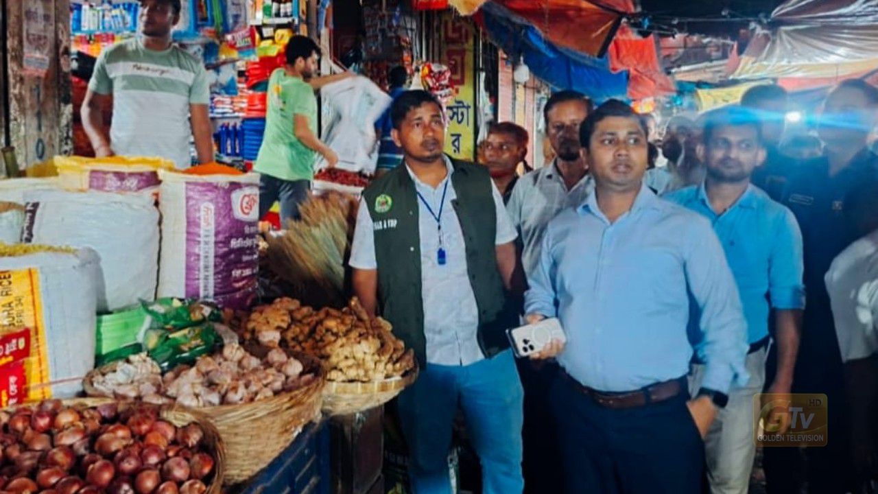 মনোহরদীতে প্রশাসনের নির্দেশনা রাত ৮টার পর দোকানপাট বন্ধের