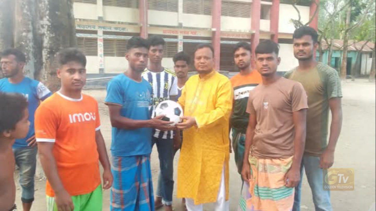 তরুণদের মাদকমুক্ত রাখতে খেলাধুলায় উৎসাহ: লালমনিহাটে ফুটবল বিতরণ করলেন চেয়ারম্যান পদপ্রার্থী আলহাজ্ব মোহাম্মদ খাইরুল বাশার