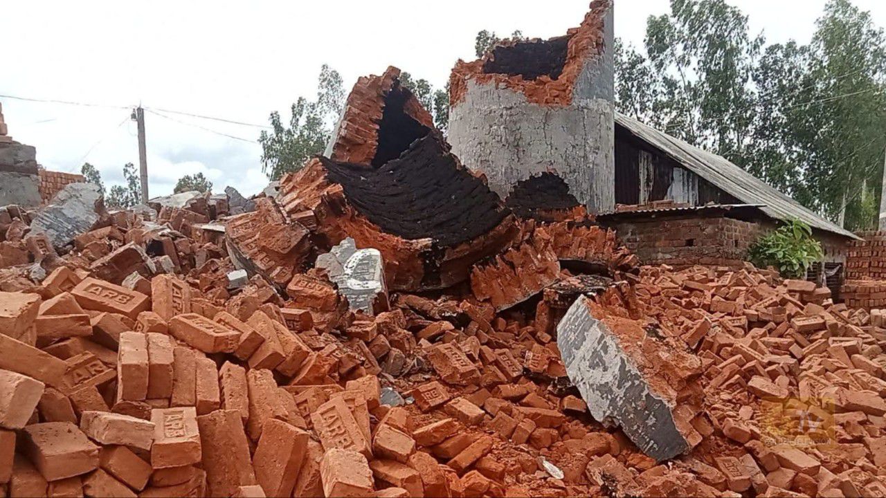 হাইকোর্টের নির্দেশে সাঘাটায় অবৈধ ইটভাটার চিমনি গুঁড়িয়ে দিল প্রশাসন