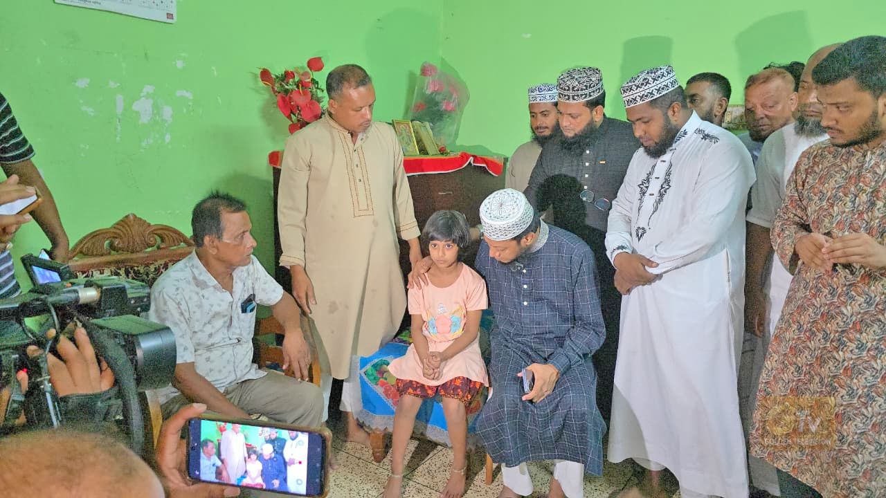 সাংবাদিক দেবাশীষ দত্তের বাড়িতে গিয়ে পরিবারের সদস্যদের খোঁজখবর নিলেন মুফতি আমীর হামজা