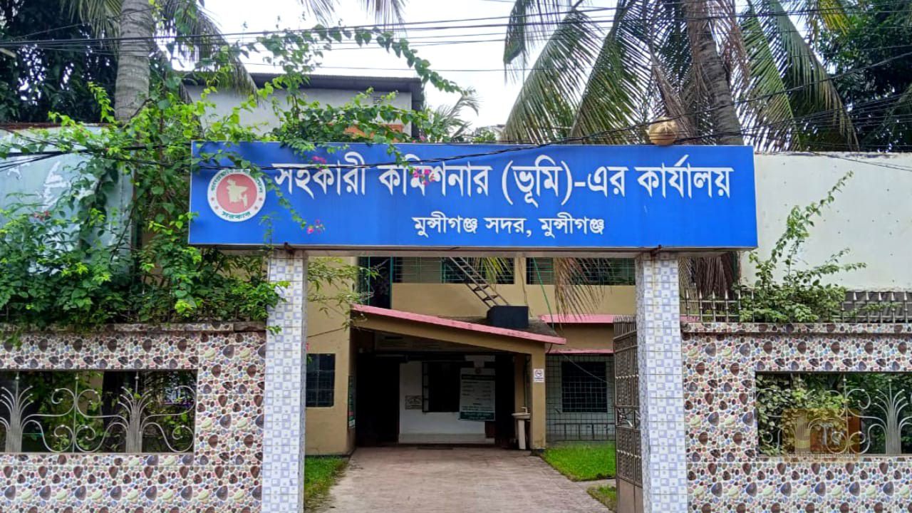 মুন্সিগঞ্জ সদর ভূমি অফিসে দালালের দৌরাত্ম্য সাধারণ মানুষে অতিষ্ঠ নানা অভিযোগ। 