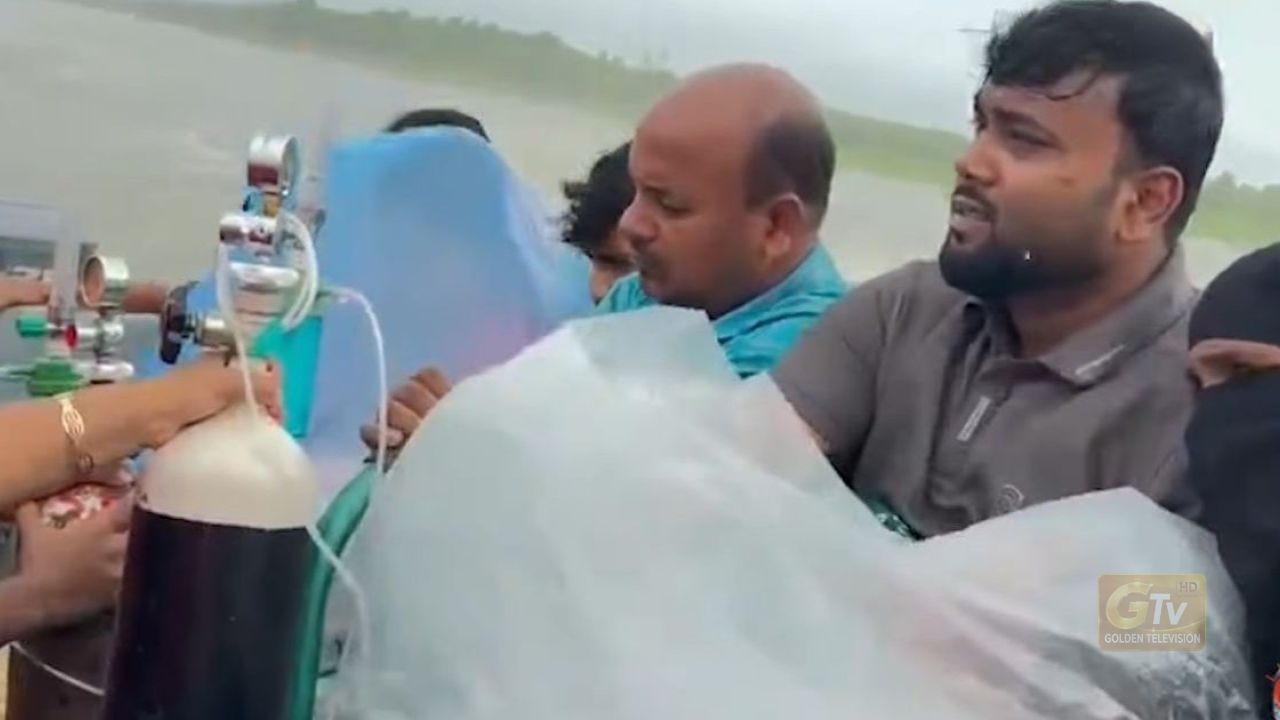 মুমূর্ষু বৃদ্ধ মাকে নিয়ে স্পিডবোটে উত্তাল সাগর পাড়ি, ভিডিও ভাইরাল