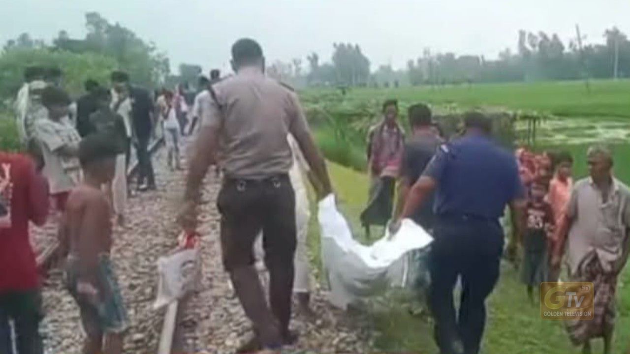 গাইবান্ধার বাদিয়াখালীতে ট্রেনের নিচে ঝাঁপ দিয়ে যুবকের মৃত্যু  গাইবান্ধা থেকে মোঃ আবু জাফর মন্ডলঃ  গাইবান্ধা সদর উপজেলার বাদিয়াখালী শিমুলতলী রেলগেট এলাকায় চলন্ত ট্রেনের নিচে ঝাঁপ দিয়ে আব্দুল সামাদ (২৫) নামে এক যুবকের মৃত্যু হয়েছে। বৃহস্পতিবার (১৭ সেপ্টেম্বর) বিকেলে এ ঘটনা ঘটে। নিহত আব্দুল সামাদ ওই এলাকার বাসিন্দা বলে স্থানীয় সূত্রে জানা গেছে। পরিবার ও স্থানীয়দের সূত্রে জানা যায়, পারিবারিক বিভিন্ন বিষয় নিয়ে আব্দুল সামাদ বেশ কিছুদিন ধরে মানসিক অশান্তিতে ছিলেন। এরই মধ্যে তিনি বাদিয়াখালী শিমুলতলী রেলগেট এলাকায় গিয়ে চলন্ত ট্রেনের নিচে ঝাঁপ দেন। এতে ঘটনাস্থলেই তার মৃত্যু হয়। খবর পেয়ে রেলওয়ে পুলিশ ঘটনাস্থলে পৌঁছে মরদেহ উদ্ধার করে। পরে আইনি প্রক্রিয়া শেষে ময়নাতদন্তের জন্য মরদেহ গাইবান্ধা আধুনিক সদর হাসপাতালের মর্গে পাঠানো হয়। এ ঘটনায় এলাকায় শোকের ছায়া নেমে এসেছে। ঘটনার বিষয়ে প্রয়োজনীয় আইনগত কার্যক্রম প্রক্রিয়াধীন রয়েছে বলে সংশ্লিষ্ট সূত্রে জানা গেছে।