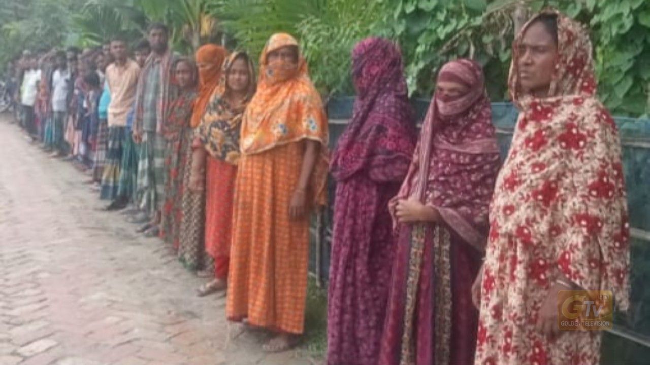 প্রতাপনগরে পিবিআই কর্মকর্তা পরিচয়ে নারী নির্যাতন, ভাংচুর ও লুটপাটের প্রতিবাদে মানববন্ধন