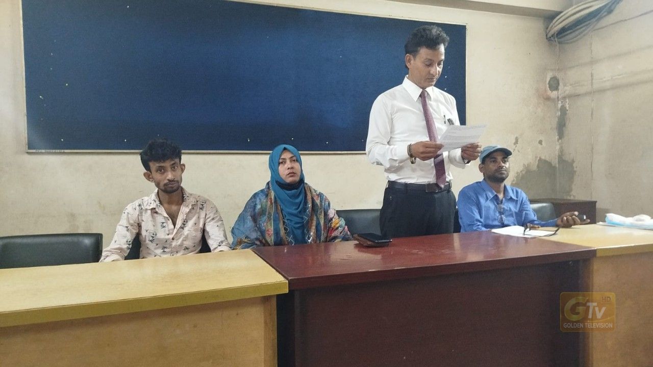 যশোরে চেয়ারম্যান প্রার্থী তাই আয়কর উকিলকে হুমকি ও চাঁদাদাবির অভিযোগ বিএনপির কয় নেতার বিরুদ্ধে মালিকুজ্জামান কাকা  যশোর সদর উপজেলার ইছালী ইউনিয়নে চেয়ারম্যান প্রার্থীর প্রস্তুতি নেওয়ায় আয়কর আইনজীবী জুয়েল আক্তার মুন্সীকে পরিকল্পিতভাবে অপপ্রচার, হয়রানি ও চাঁদা দাব করা হয়েছে। এই সঙ্গে নিজের ও পরিবারের নিরাপত্তা চেয়ে প্রশাসনের হস্তক্ষেপ কামনা করেছেন তিনি।  ৪ অক্টবর রোববার প্রেসক্লাব যশোরে সংবাদ সম্মেলনে লিখিত বক্তব্যে জুয়েল আক্তার মুন্সী বলেন, আসন্ন ইউপি নির্বাচনে চেয়ারম্যান পদ প্রার্থী হওয়ার লক্ষ্যে দীর্ঘদিন ধরে ইছালী ইউনিয়নের বিভিন্ন এলাকায় গণসংযোগ করছেন। এতে জনসমর্থন বাড়তে থাকায় একটি পক্ষ তার সামাজিক ভাবমূর্তি ক্ষুণ্ন করতে ষড়যন্ত্র করছে। তিনি অভিযোগ করেন, গত ২২ সেপ্টেম্বর রাত ৮টার দিকে ইছালী ইউনিয়ন বিএনপির সহসভাপতি আশরাফ বিশ্বাস, ৫ নম্বর ওয়ার্ড বিএনপির সাধারণ সম্পাদক সাত্তার রহমান, সাংগঠনিক সম্পাদক জালাল বিশ্বাস, স্বেচ্ছাসেবক দলের সভাপতি মুন্না বিশ্বাসসহ বিএনপি ও অঙ্গসংগঠনের কয়েকজন নেতাকর্মী সাইফুজ্জামানকে সাথে নিয়ে তার মনোহরপুর বাজারের বাড়িতে যান। এ সময় তারা তাকে গালিগালাজ করে চার লাখ টাকা চাঁদা দাবি করেন। জুয়েল বলেন, সাইফুজ্জামানের স্ত্রী নিশি খাতুনের সঙ্গে তার বৈবাহিক বিরোধ ও তালাকের ঘটনায় চার লাখ টাকা তিনি আত্মসাৎ করেছেন এমন অভিযোগ তুলে তার কাছে টাকা দাবি করা হয়। তবে এই অভিযোগ সম্পূর্ণ মিথ্যা ও উদ্দেশ্যপ্রণোদিত। তিনি জানান, পারিবারিক বিরোধের সময় সাইফুজ্জামান তার কাছে আইনি সহযোগিতা চাইলে তিনি আইনজীবী হিসেবে সহায়তার আশ্বাস দেন। পরে সাইফুজ্জামানের পরিবারের সদস্যদের সাথে পাবনার ঈশ্বরদী থানায় গেলেও তার স্ত্রী নিশি খাতুনের সাথে তার কোনো সাক্ষাৎ বা আলোচনা হয়নি। পরবর্তীতে জানতে পারেন, ২৭ জুলাই দুই পরিবারের সমঝোতায় তালাক ও দেনমোহর বাবদ চার লাখ টাকা পরিশোধ করা হয়েছে। ওই লেনদেনের সাথে তার কোনো সম্পৃক্ততা ছিল না।  সংবাদ সম্মেলনে তিনি বলেন, এ ঘটনায় থানায় সাধারণ ডায়েরি ও আদালতে মামলা করেছেন। বিষয়গুলো তদন্তাধীন থাকলেও তিনি ও তার পরিবার নিরাপত্তাহীনতায় ভুগছেন। তাই ঘটনার নিরপেক্ষ তদন্ত, প্রকৃত সত্য উদঘাটন এবং নিজের ও পরিবারের নিরাপত্তা নিশ্চিত করতে পুলিশ প্রশাসন ও জেলা বিএনপির দায়িত্বশীল নেতাদের হস্তক্ষেপ কামনা করেন তিনি। সংবাদ সম্মেলনে উপস্থিত ছিলেন তার স্ত্রী জিনিয়া জুয়েল,ভাই অভি মুন্সি ও নিকট আত্মীয় আব্দুল্লাহ আল মামুন।  এ বিষয়ে ওয়ার্ড বিএনপি নেতা আব্দুস সাত্তার বলেন, স্থানীয় গণ্যমান্য ব্যক্তিরা সাইফুজ্জামানের বাড়িতে গিয়েছিলাম। কিন্তু হুমকি কিংবা মারপিটের কোনো ঘটনা ঘটেনি